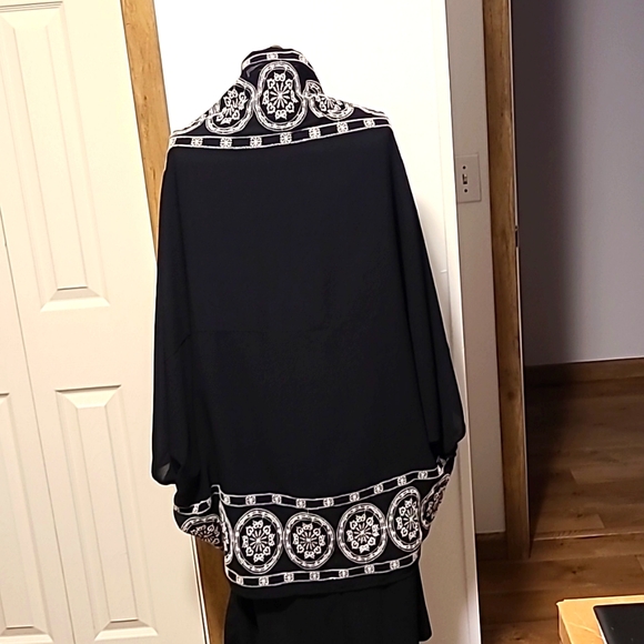 Luxology embroidered wrap black & cream size large - Picture 5 of 7